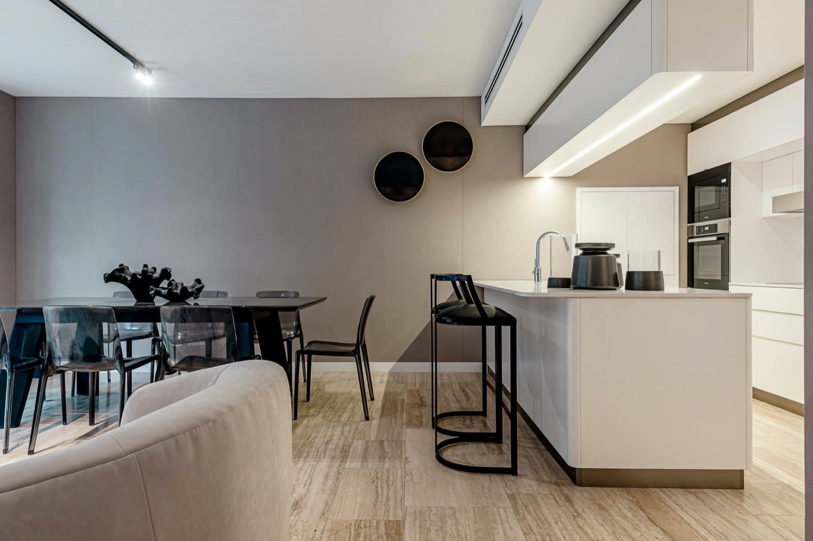 Cocina moderna de planta abierta con isla y comedor — proyecto OBRA OCEANA, PUERTO MADERO, por MARCELO MAZZA, en Puerto Madero